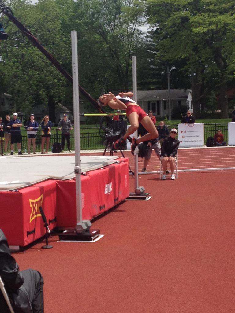OU_Track's tweet image. Coach @jvanhoot given Makayla Stephens some tips for her next jump...#SoonerProud #Big12TFchamp