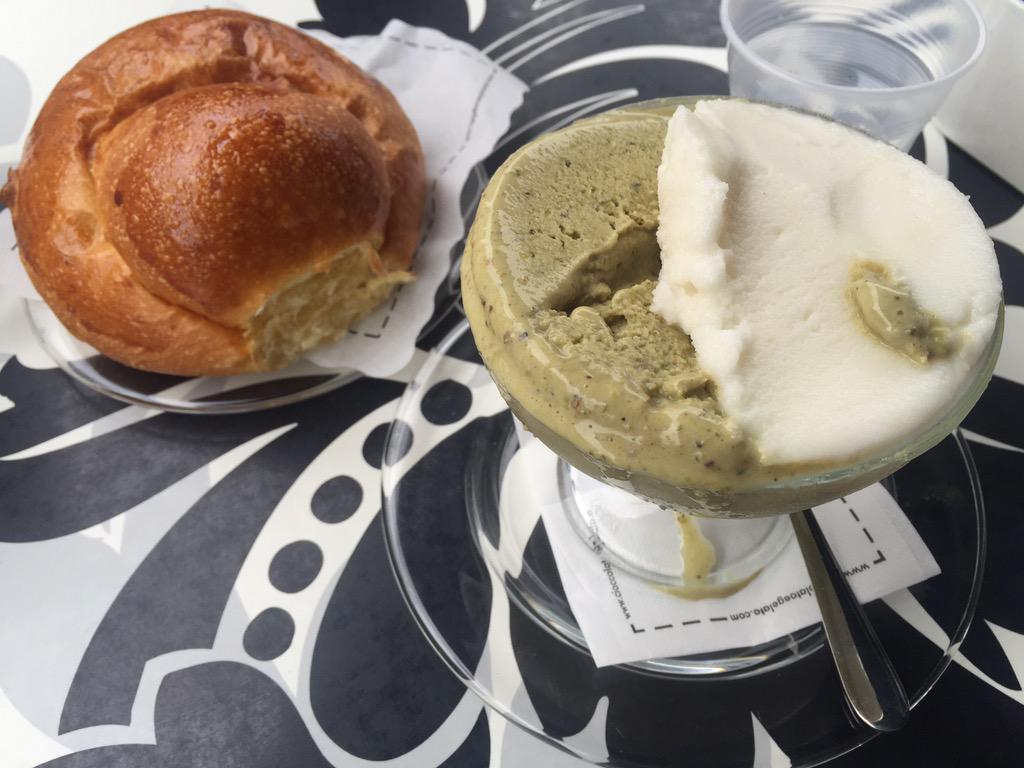 FannyVacirca's tweet photo. Anche se non sembra una giornata estiva,la granita ci sta! #UnicoGiornoLiberoEPiove #MandorlaEPistacchio #Brioche ✌🏻️ http://t.co/tkrrBzG1fo