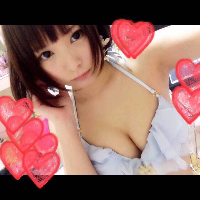 昨日買った水着着てみた(`･&omega;･&acute;)  めっちゃ仲良しな子と色違いなん♡♡♡ http://t.co/YarYl9Yu6j