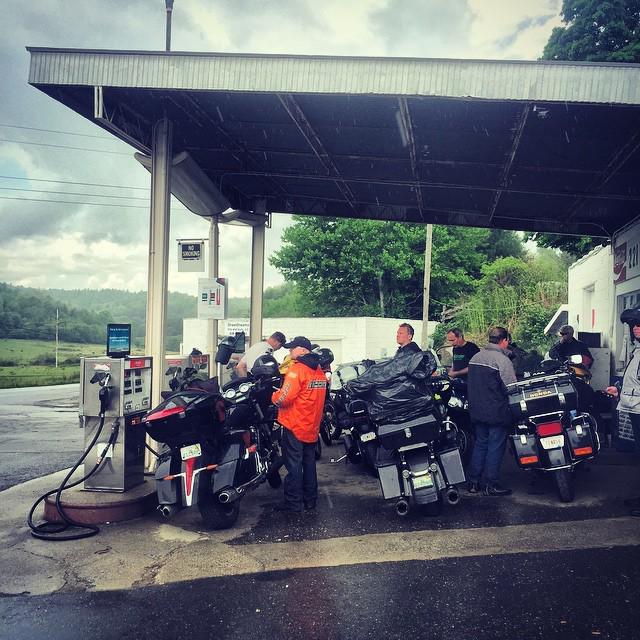 harleybabe4life's tweet photo. Escaping the rain! 😖☔️ #hooliganrun #northcarolina #rainraingoaway #bikelife #twowheels #onelove #livetoride #ridet… http://t.co/ZqIFoeCzVj