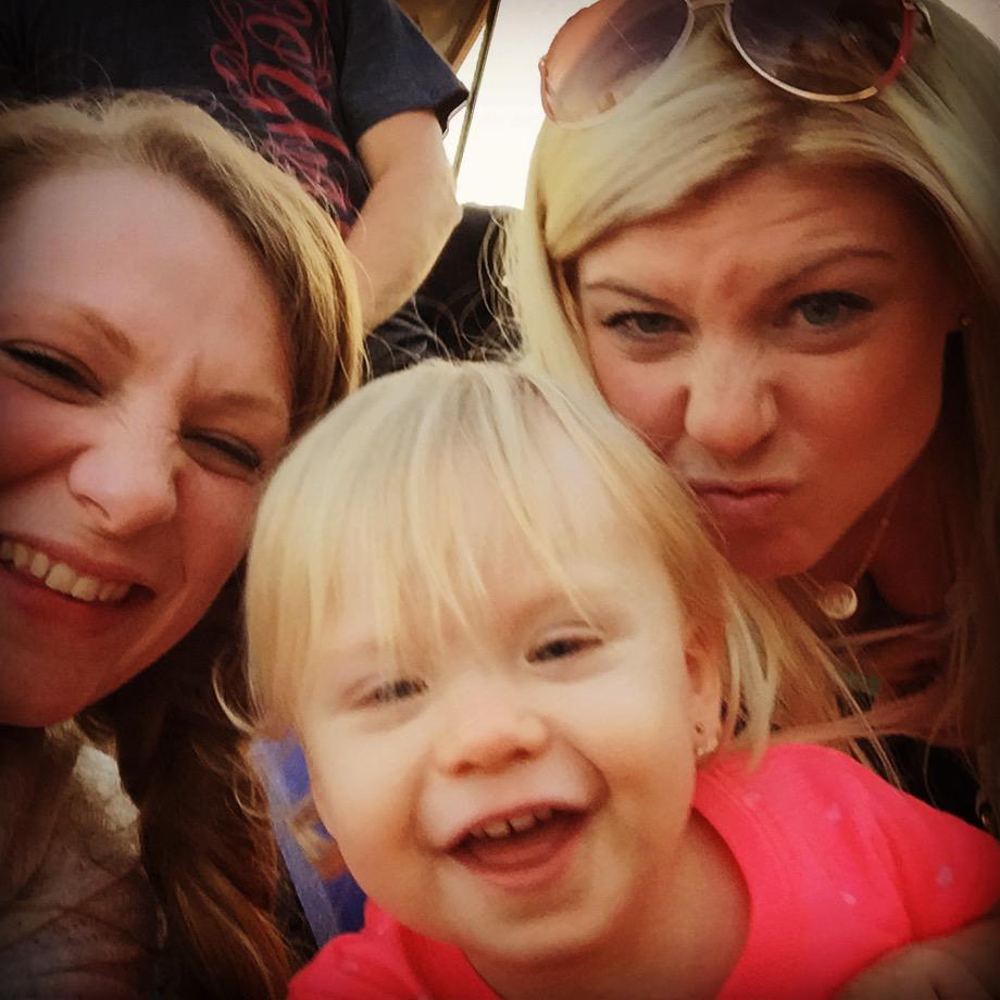 ChristineHaze10's tweet photo. Niece Selfies at the fair! #family #fun #picoftheday #blondes #photobomb #chefhazel #summer #aunt #niece #hk14 #hrh http://t.co/FIEiteHzXt