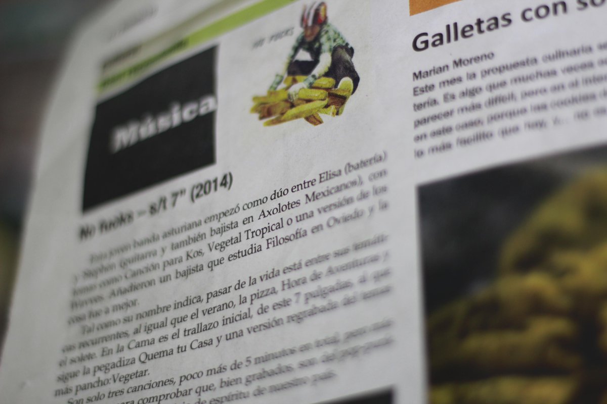 RTezla's tweet photo. En los periódicos de barrio recomiendan cada joyita...
(@noooooofucks, @MrMoonhaze) http://t.co/lcv89sB15V