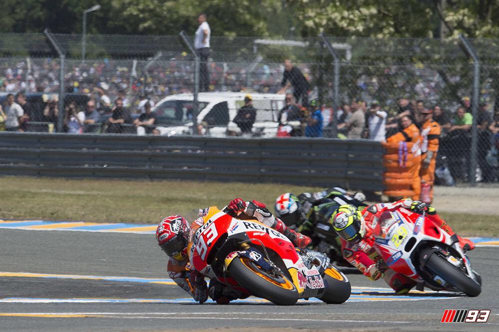 Carrera muy difícil, pero bonito duelo con <a href="/andreaiannone29/">Andrea Iannone</a> ! / Tough race today but great fight with Iannone! :)