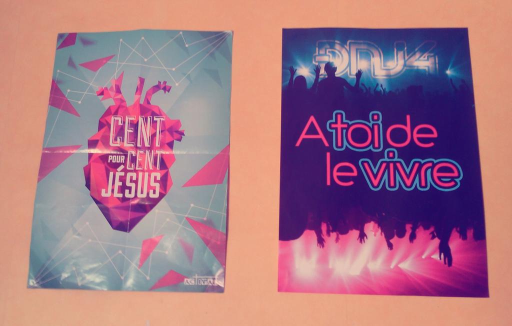CharlenePomme's tweet photo. J'ai accroché le poster "A toi de le vivre" au dessus d'mon lit.
En attendant de vs revoir TOUS au prochain #DNJ4 :) http://t.co/Sw2PpoHKF1