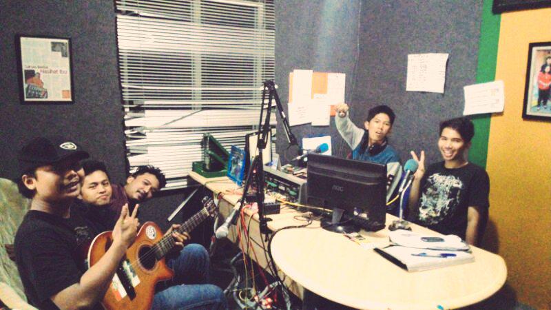 Keseruan saat live talkshow &amp; accoustic bersama keluarga @Harmony981FM . Big thanks &amp; support !! You rock gaess!! :)