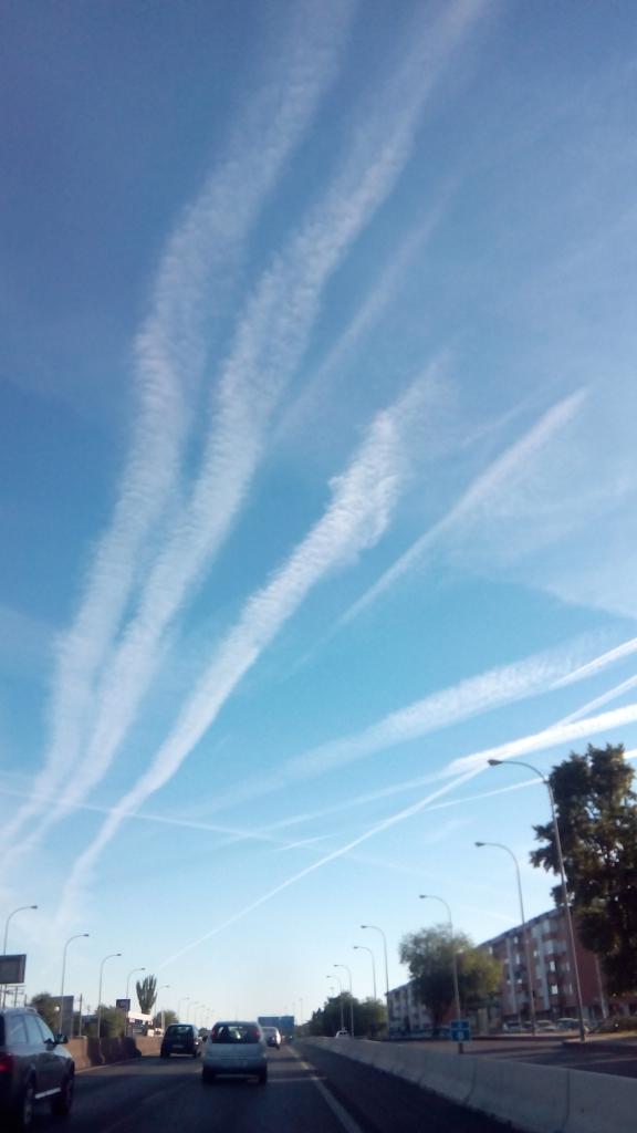 martitty's tweet photo. Chemtrail desde Cuatro Vientos @navedelmisterio http://t.co/ojgwgLt7aV
