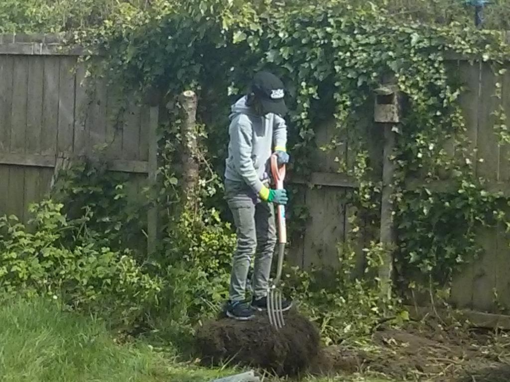 sbproud's tweet image. @BroadwayEast1st   Katie sorting the garden out. #getactivechallenge