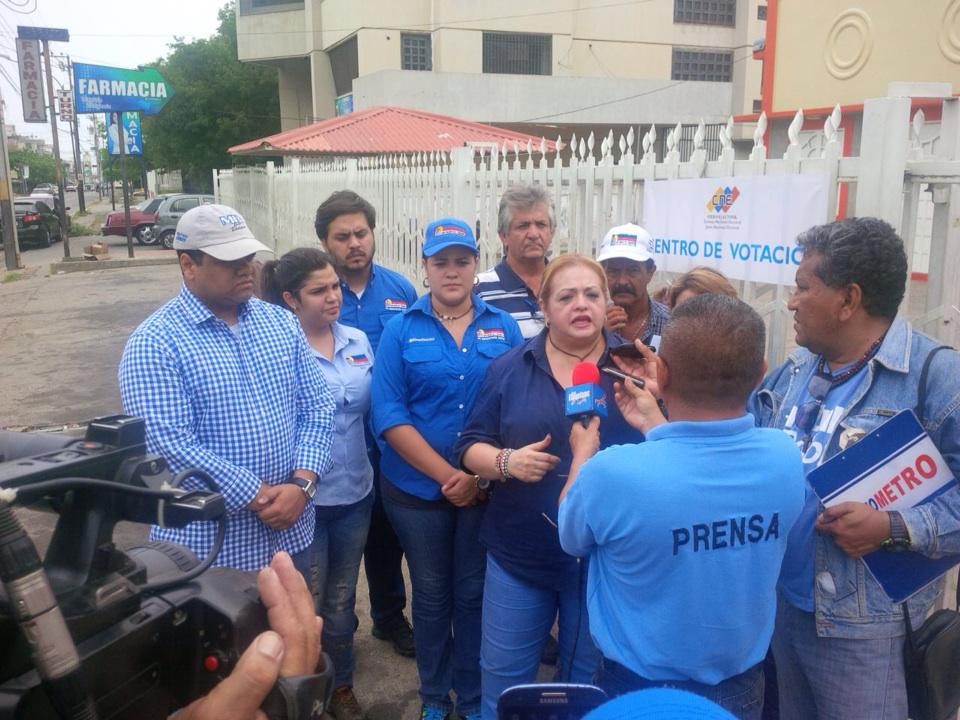 untzulia's tweet photo. Ejerciendo el voto circuito 11 primarias  @partidount @psrtidountzulia @manuelrosalesg http://t.co/PJkmGbzX39