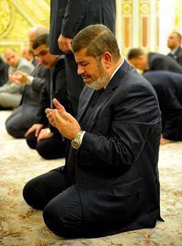 Mursi:Allah'ın, asla yolumuzdan geri dönmememiz, O'na sarılmamız ve sığınmamız üzerine yaptığı bu çağrı hepimizedir.