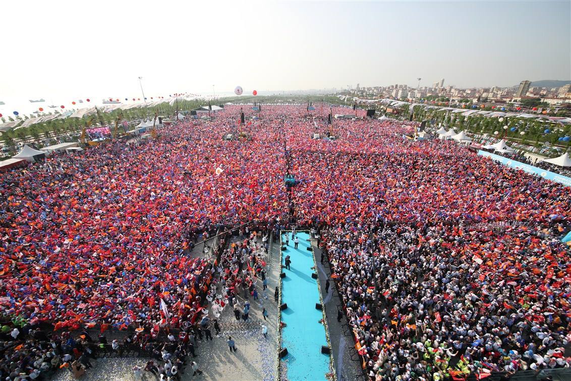 AK Parti'nin İstanbul mitinginde açılan dev Türk bayrağı yüz binlerce kişinin elleri üzerinde alanı böyle dolaştı..