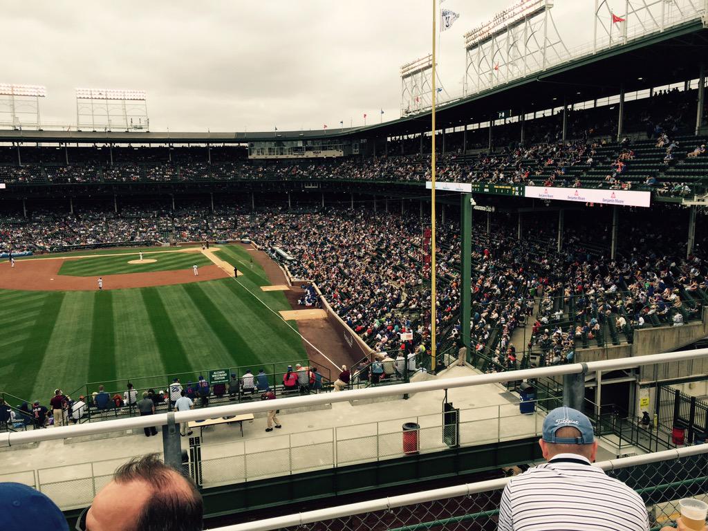 Johnbuckeyelvr's tweet photo. Rooftoppin.  #Cubs http://t.co/4HKWW0Mymn