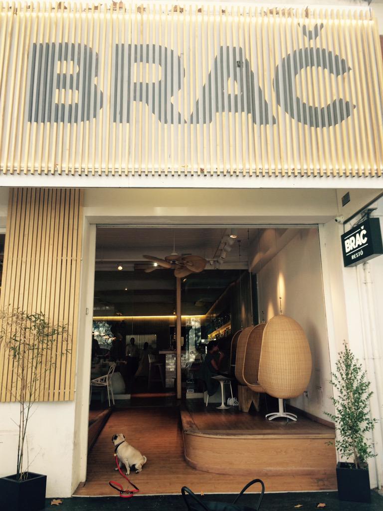 Esperando en <a href="/brac/">James Bracy</a>.resto . Un aplauso para ellos que son #petfriendly 🐶💗 gracias <a href="/FlorMcDougall/">Flor Mc Dougall</a> x la invit