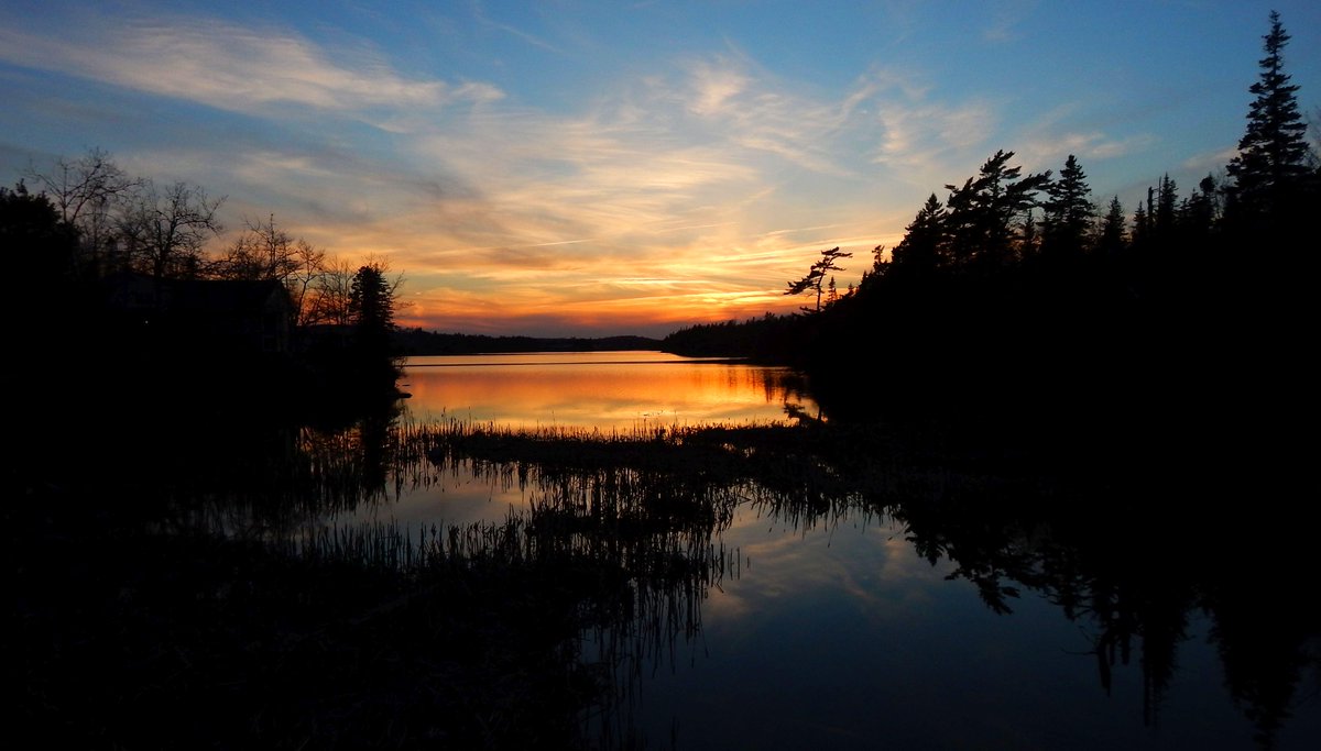 Sunset at Governor's Lake on the BLT Trail, 16 May 2015. #Halifax <a href="/HalifaxNWTrails/">HalifaxNWTrails</a>