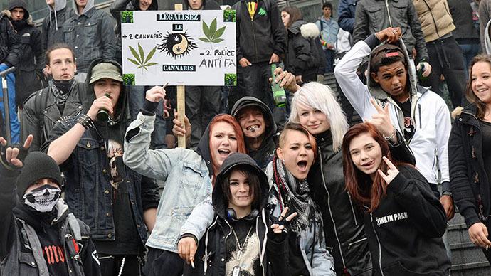 ThinkTankExile's tweet photo. Hundreds Marched in Paris to Support the Legalization of Cannabis -http://t.co/S1Nt8pjhmr http://t.co/75Du5CHN7q