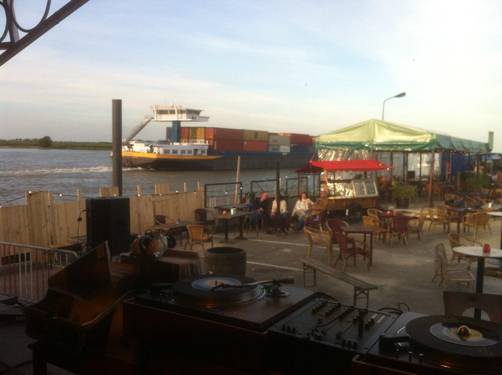 VintageSoundSys's tweet photo. Vanavond ons uitzicht: nadeinen op de #deining drutenq http://t.co/OJdB19HaEU