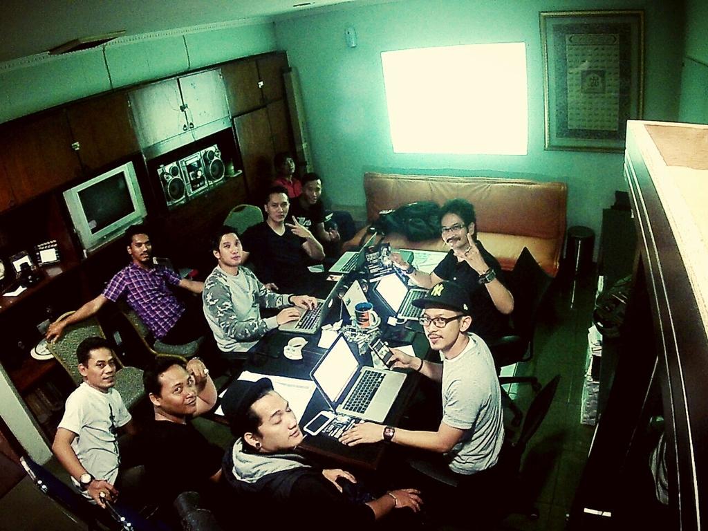 _DemianAditya_'s tweet photo. Meeting lagi 
The perfect escape #tanamDemian #indonesianyoungheroes http://t.co/jFDYcmTAiR