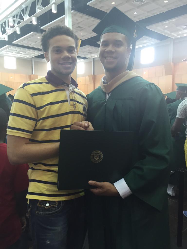 Khai_one2's tweet photo. Congrats to my big brother! He graduated today from Wilmington U🎈🎈🎈#thisforyoumom👼🏽 http://t.co/hXECASs9o3