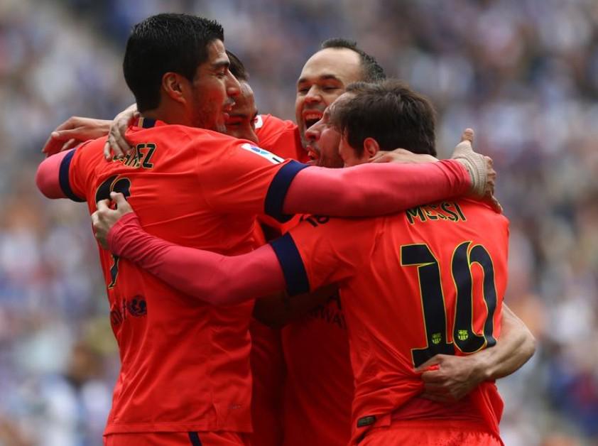 mundodeportivo's tweet photo. El Barcelona se proclama campeón de la Liga BBVA 2014/2015 ¡FELICIDADES BARÇA! Deja tu mensaje con #SiempreBarça http://t.co/8M8i1IfyGx