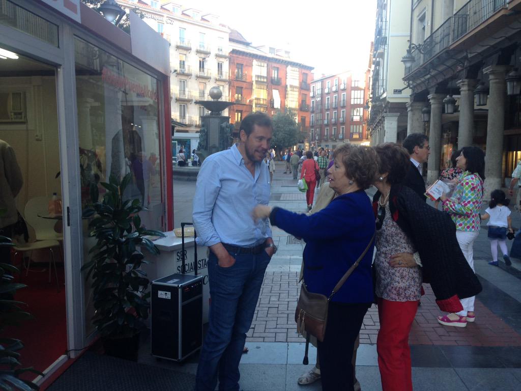 .<a href="/oscar_puente_/">Óscar Puente</a> sigue atendiendo a numerosos ciudadan@s que se acercan a la@#SedeElectoralPSOE #OscarPuenteAlcalde