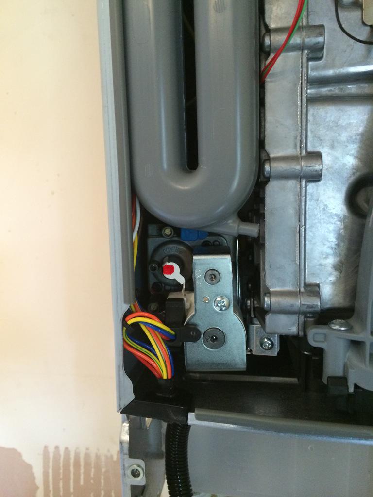 worcestercutz's tweet photo. Hang on, is that a protective sleeve over the edges??? Good work @heatingyourhome http://t.co/7UA6MbBiUz