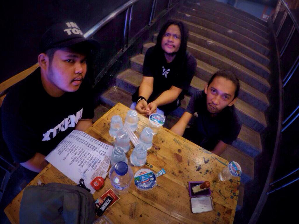 ariapanca's tweet photo. Nih 2 orang yang jaga tiket kemarin di acara @XtremeMerch http://t.co/0HvVMhGCuS