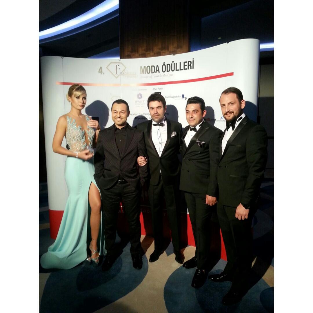 AntoniZeeman's tweet photo. Fashion tv moda odulleri gecesinde yonetim kurulu baskani suleyman kayanin aldigi odul gecesi http://t.co/ZMyvscywS8