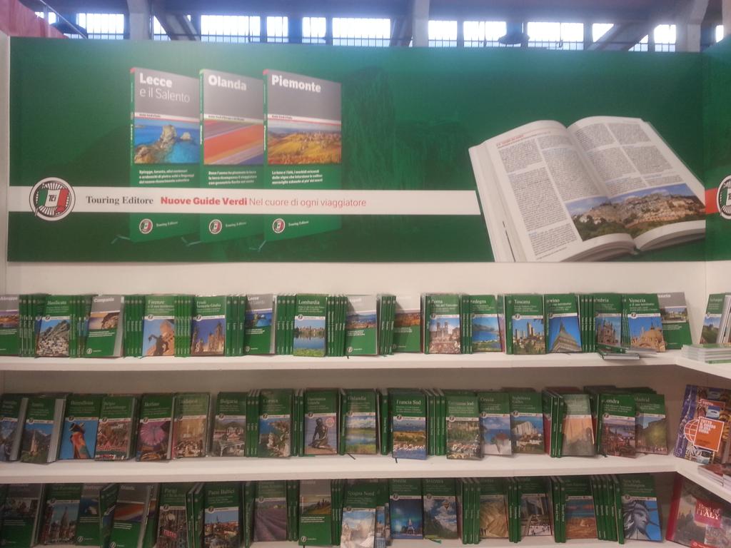 DistrettoNovese's tweet photo. Sfogliando allo stand del @TouringClub la guida #piemonte troviamo #Novi @ForteGavi #Libarna #BoscoM ... #SalTo15 http://t.co/SQOR7OF3iU