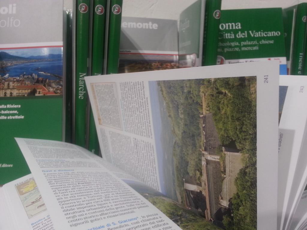 DistrettoNovese's tweet photo. Sfogliando allo stand del @TouringClub la guida #piemonte troviamo #Novi @ForteGavi #Libarna #BoscoM ... #SalTo15 http://t.co/SQOR7OF3iU