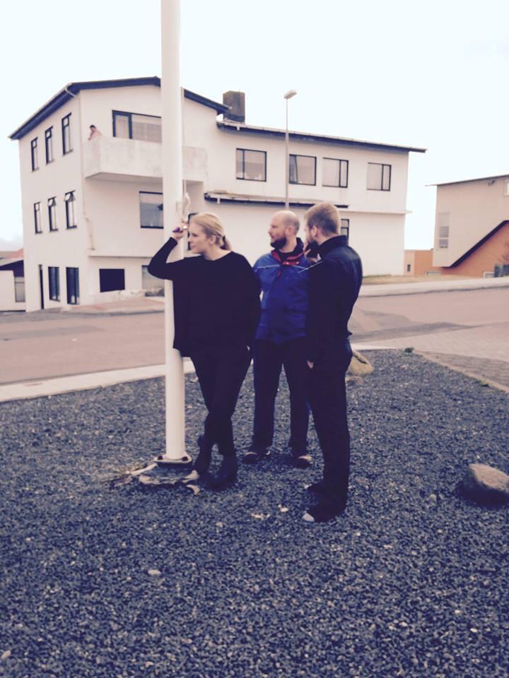 Kórstjóri Hinsegin kórsins stendur vörð. #hinseginleikinn mbl.is/frettir/innlen…