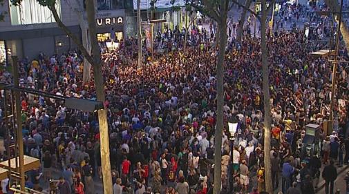 elchiringuitotv's tweet photo. ¡CANALETAS comienza a llenarse de aficionados del Barça! #ElChiringuitoDeNeox http://t.co/J5ftJcN6y2