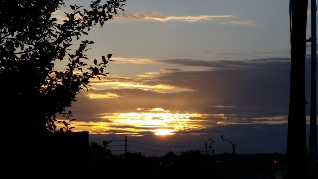 tinatrentham's tweet photo. A beautiful sunset here in Pigeon Forge tonight #sunset #beautiful @wbir @6News @weatherchannel @WeatherWitcher http://t.co/47TjcIIrHQ
