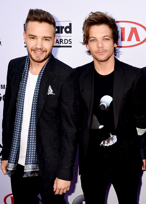 HQ: Liam y Louis hoy en la alfombra roja de los BBMAs -17/05- #OF1D

😍
