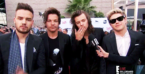 Annnnd our boys <a href="/onedirection/">One Direction</a> pick up the first <a href="/BBMAs/">Billboard Music Awards</a> of the night with Best Duo/Group!! <3