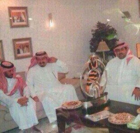 _iiiinor's tweet photo. يا آسيا هزي جدار الذاكرة عالق بها صوت الرحيل
واذا انتي مو فاكرة؟ انا إتحاد الماضي الجميل. http://t.co/hJ1D1Aiq80
