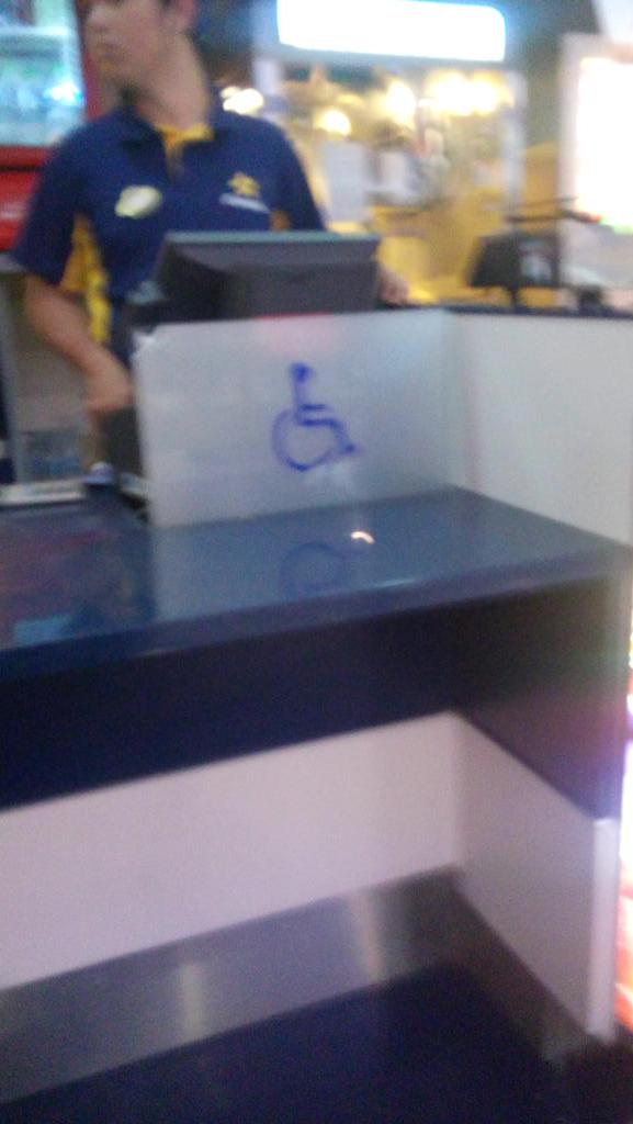 vicesparza's tweet photo. Muy bien con @Cinepolis Nuevo Sur y su mostrador adaptado en dulcería.  ✅ http://t.co/FvFvdAQM5k