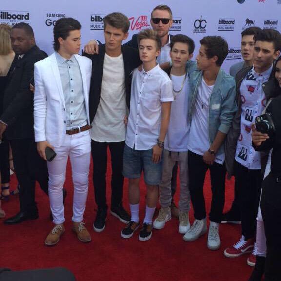 DALLISCIA's tweet photo. #BillboardNaTNT os garotos juntos 💓 http://t.co/YmTVVnBo1e