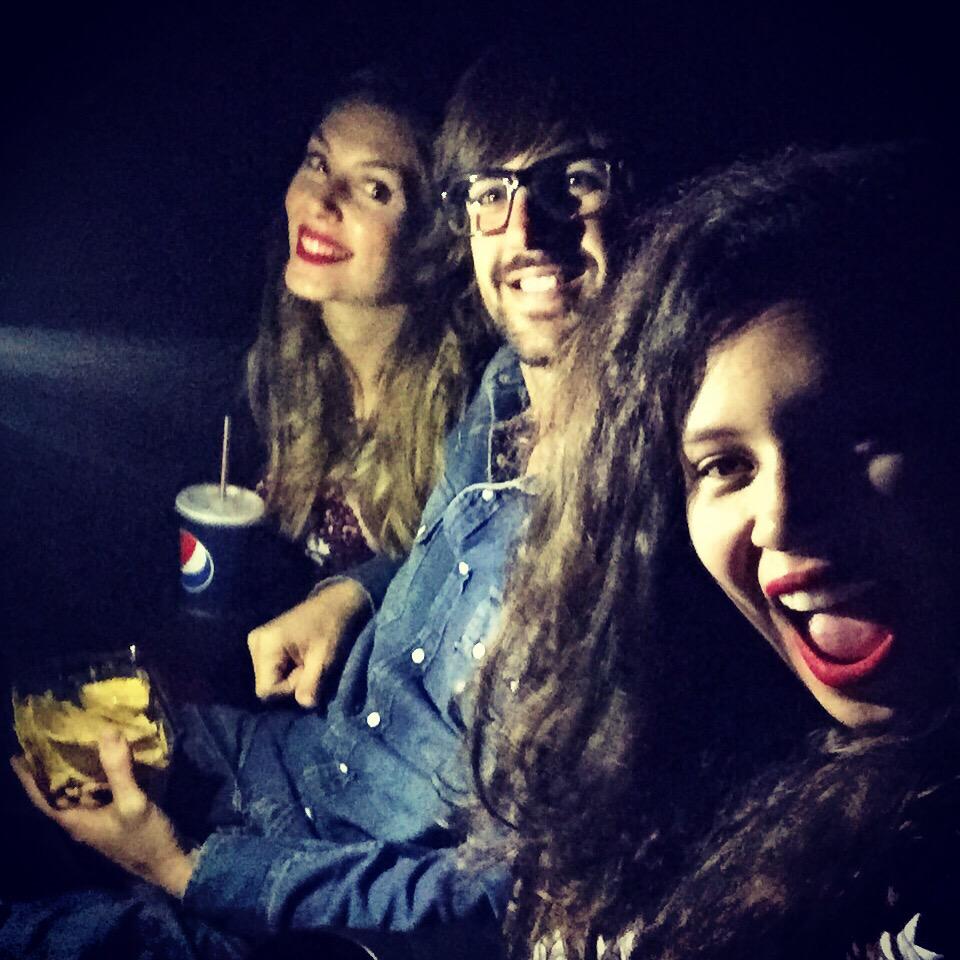 EugenialemosOK's tweet photo. Amigos + cine > happy time ❤️🎊 @mrs_carvalho @matiaskosznik  #AmorAPrueba http://t.co/SmViulOJYs