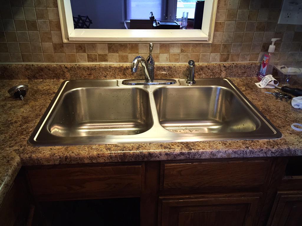 asketchyfish's tweet photo. 3 hours, a few panic attacks, and a bunch of caulk jokes later⦠a new sink! (much thanks to @velobuff too) #bugtree http://t.co/8bgiondgbg