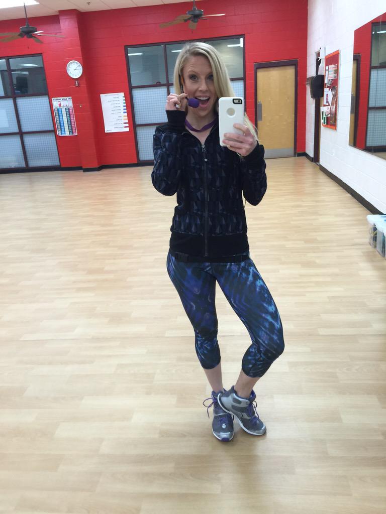 HaleyFitness's tweet photo. Mic check 1, 2. #werple windscreen, jacket , #leggings and shoes. #Ryka downbeats on! http://t.co/mT7nXFoJ5I