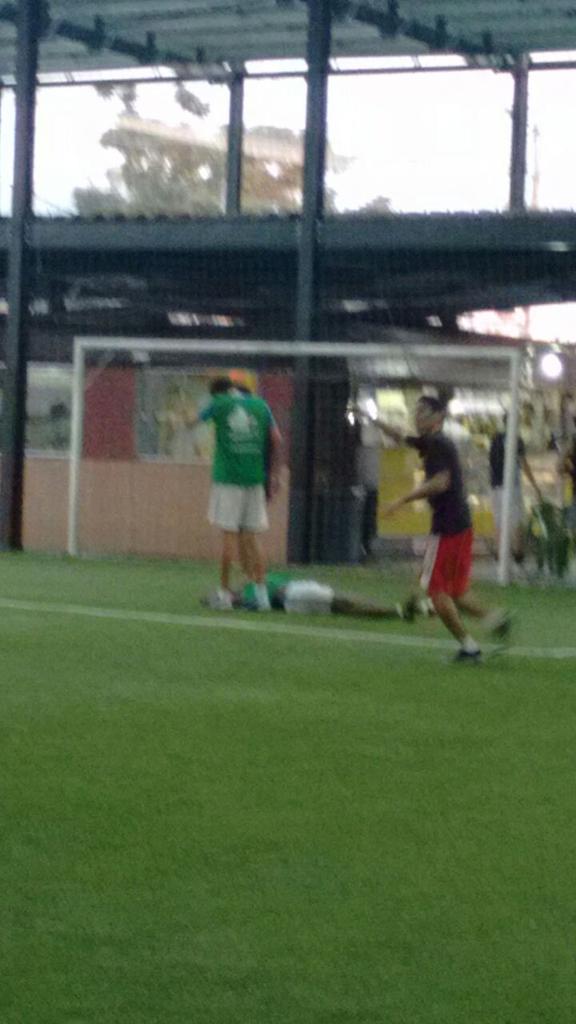 FCCafacrew's tweet photo. Goleiro improvisado, o zagueiro Léo Martins chegou forte no adversário. http://t.co/Lkz7hiHGUm