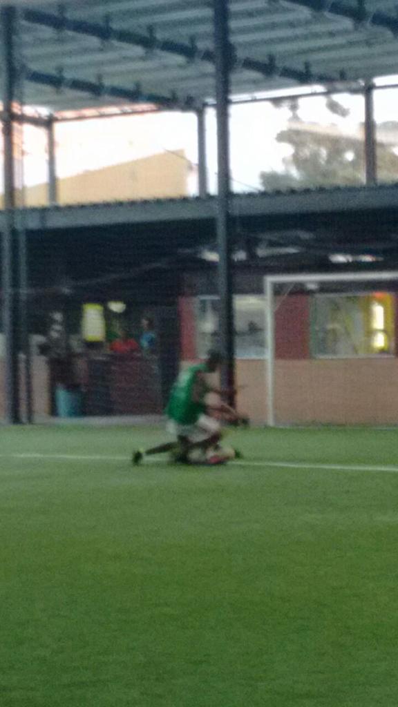 FCCafacrew's tweet photo. Goleiro improvisado, o zagueiro Léo Martins chegou forte no adversário. http://t.co/Lkz7hiHGUm
