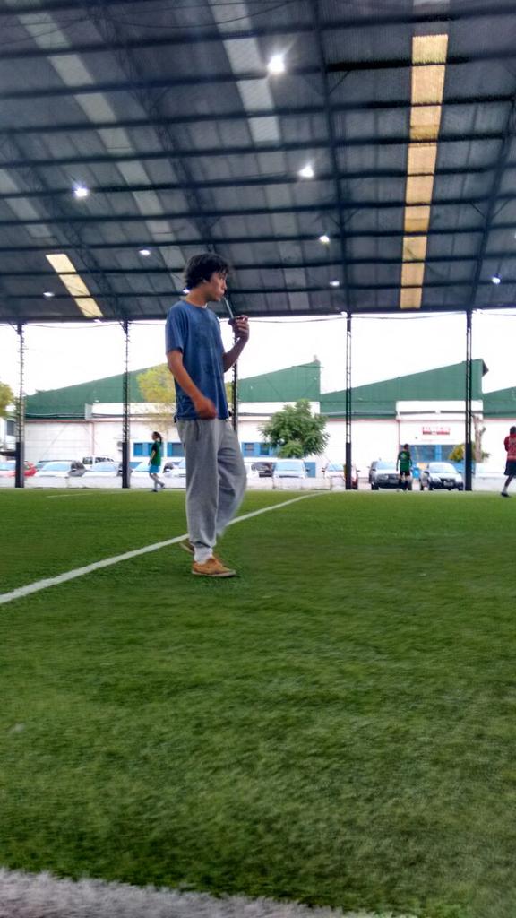 FCCafacrew's tweet photo. Zagueiro Cezar, em momento de descontração, toma chimarrão durante o jogo. #ClimaFestivo http://t.co/aYyieDDwq6