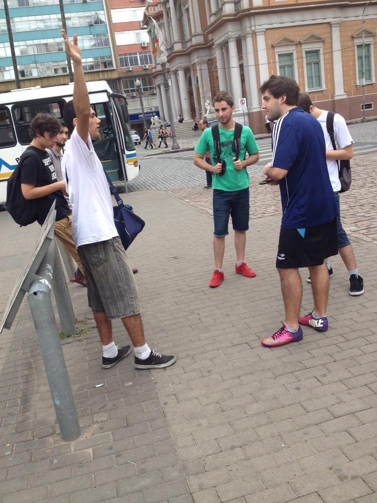 FCCafacrew's tweet photo. Alguns dos jogadores do elenco antes da partida. O lateral Gariba indicando a estratégia de jogo da equipe http://t.co/hGBnrmATI5
