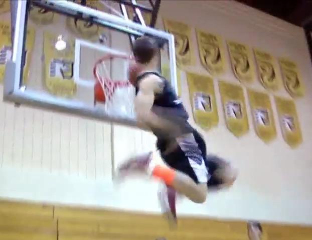BleacherReport's tweet photo. VIDEO: 6’1” dunker throws down an ABSURD new dunk that’s never before been seen http://t.co/xChIQbN8LG http://t.co/4RCrfVi3pw