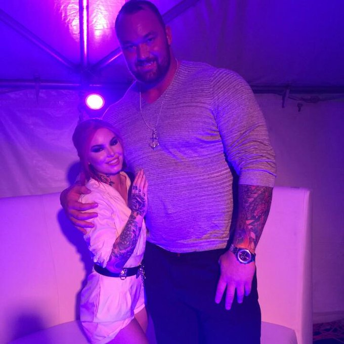 Sorry @ktohara1_kt, I met a real giant this weekend. http://t.co/qK9cGt7N1E<a class="tags" target="_blank" title="On Twitter" href="/?out=eyJ0eXAiOiJKV1QiLCJhbGciOiJIUzUxMiJ9.eyJpYXQiOjE3MTg3MDI5ODgsImlzcyI6InR3cG9ybnN0YXJzLmNvbSIsIm5iZiI6MTcxODcwMjk4OCwiZXhwIjoxNzUwMjM4OTg4LCJyZWRpcmVjdF91cmwiOiJodHRwczovL3R3aXR0ZXIuY29tL2t0b2hhcmExX2t0In0.TQMh5ze1joi9w1uxX4obEb-GhnmxNIFnKP9BCAA_3p3g0OXR4mOMkgqGGkvAGtaBvTOKcQErflFHPJgMpQo7fg">@ktohara1_kt</a>