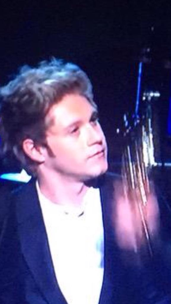 MundoDirectionL tweet picture