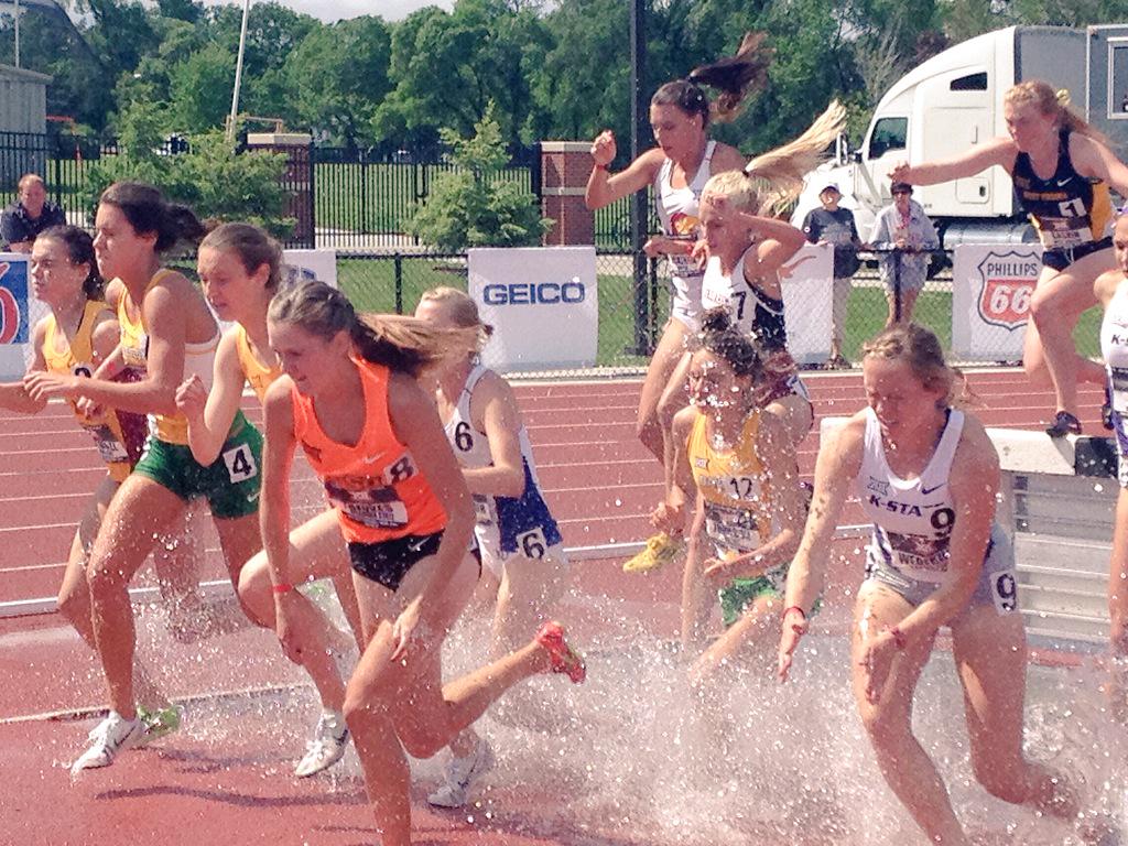 OU_Track's tweet image. Bryce Perry (No. 7) diving into the 3000-meter steeplechase! Keep pushing Bryce! #SoonerProud #Big12TFchamp #OU