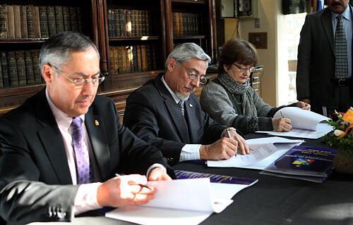 uchile's tweet photo. [LO+ VISTO] Instituto Nacional y @uchile firman acuerdo para fomentar docencia e investigación http://t.co/elMRCORd3l http://t.co/ovLPuocdoe