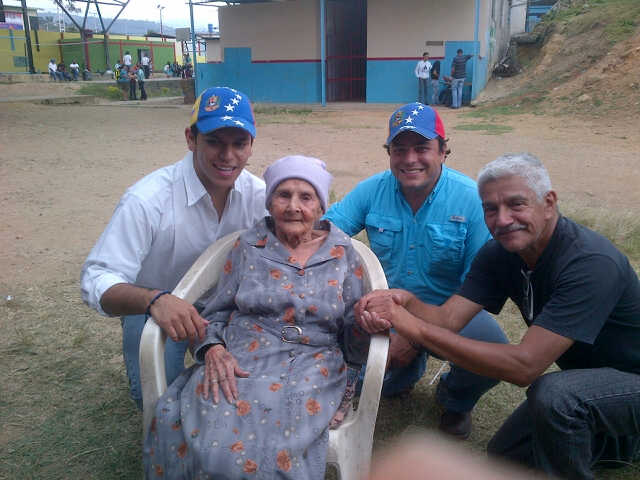 FAndradeRoa's tweet photo. Doña Fidelina a sus 94 años aun sigue luchando por Venezuela, si ella puede porque nosotros no seguir luchando! http://t.co/hCi9FrLKfW