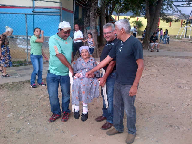 FAndradeRoa's tweet photo. Doña Fidelina a sus 94 años aun sigue luchando por Venezuela, si ella puede porque nosotros no seguir luchando! http://t.co/hCi9FrLKfW